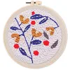 Image de Figured'Art Punch Needle Kit Complet pour Adultes et Enfants - Houx sur Fond Bleu - Parfait pour Débutant. Set prêt à broder taille 20x20cm avec cadre circulaire