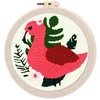 Image de Figured'Art Punch Needle Kit Complet pour Adultes et Enfants - Flamant Rose et Feuillage - Parfait pour Débutant. Set prêt à broder taille 20x20cm avec cadre circulaire