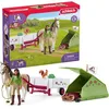 Image de Schleich 42533 Horse Club   Aventures au Camping de Sarah, Coffret avec 23 éléments Inclus Dont 1 Cheval et 1 Personnage, Coffret Figurines pour Enfants dès 5 Ans