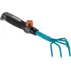 Image de Griffe à fleurs Combisystem de Gardena : griffe piocheuse à 5 dents pour ameublir le sol des massifs et jardinières, largeur 7 cm, poignée ergonomique, protection contre la corrosion (8923-20)