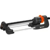 Image de Arroseur pour surfaces carrées Gardena Aqua M : Arroseur pour l’arrosage de surface de 110-250 m², portée 8-18 m, distance de jet max. 14 m, filtre métallique intégré (18702-20)