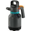 Image de Gardena Pulvérisateur à Pression 1,25 l Pulvérisateur à Pression avec buse coudable à 90°, deuxième Ouverture avec Bouchon doseur supplémentaire, poignée Ergonomique (11120-20)