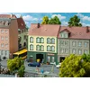 Image de Faller 130628 Maison de Ville avec Magasin de modélisme, 13,6 x 12,5 x 17,4 cm, Divers, Marron, Vert, Jaune Clair