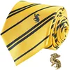 Image de Cinereplicas HARRY POTTER - Cravate avec Pin's - Edition Deluxe - Licence Officielle - Poufsouffle - Taille Unique - 100% Microfibres - Jaune