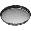 Image de Master Class Plat À Quiche Perforé Crusty Bake Avec Antiadhésif Pfoa Et Fond Souple, Plat À Tarte Cannelé, Acier Au Carbone Robuste De 1 Mm, 28 cm (11''), Noir