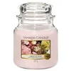 Image de Yankee Candle bougie jarre parfumée | moyenne taille | Roses fraîchement coupées | jusqu’à 75 heures de combustion