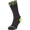 Image de SEALSKINZ unisexe chaussette imperméable Hydrostop de taille moyenne pour tous les températures   Noir/jaune, M
