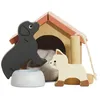 Image de Le Toy Van - ME043 - Lernspielzeug für Hündchen und Katze aus Holz, 3 Jahre, 6 Teile, puppenhausfreundliche Haustiere mit Zwinger und Zubehör, Montessori-Spielzeug, FSC-zertifiziert