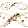 Image de Le Toy Van - TV702 - Holzeisenbahngleis für Kinder, 3 Jahre, Montessori, 40 Teile, 8er-Schaltung mit 4 modularen Eisenbahnwaggons mit Holzrädern und Zubehör, 104 x 45 x 7,5 cm