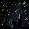 Image de Ambiance Sticker Autocollant Phosphorescent Glow-in-the-Dark Adhesifs Fluorescente Lune et Étoiles Filantes Murale pour Bébé, Chambre d'enfant et Salon Lumineux - 31 Pièces
