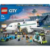Image de City 60367 L’Avion de Ligne, Jouet avec Bus de l'Aéroport, Remorqueur, Camion à Bagages et 9 Minifigurines