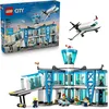 Image de LEGO City L’Aéroport et l’Avion - Maquette Miniature avec Terminal, Avion, Remorqueur, Passerelle, 9 Minifigurines & Accessoires - Idée de Cadeau d'anniversaire pour Garçon dès 8 Ans 60502
