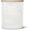Image de Skandinavisk SNÖ Bougie parfumée « Snow », édition spéciale, notes de parfum : forêts gelées et baies givrées, souffle aigu du ciel subzéro, formule végétalienne, 65 g