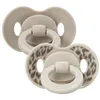 Image de Elodie Details Binky Bundle Schnuller 2er-Pack   Symmetrisch Silikon, Konkaves Saugerschild, Belüftungslöcher, Bio-Zirkuläres PP, BPA-frei, EN 1400, 3+ Monate, Le Leopard