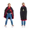 Image de Kanguru Cape à Capuche Wizard/Magicien Enfants, Couverture Polaire, Plaid Canapé, Déguisement Fille, Couvre-Lit, Rouge et Noir, Taille 110 cm