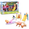 Image de Bluey - Parc, Playset de Jeux avec 5 Personnages de la Série et Accessoires du Parc, Balançoire, Toboggan, balançoire et Table de Pique-Nique, garçons et Filles +3 Ans, Célèbre (BLY51000)