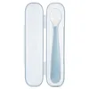 Image de Chicco Cuillère en silicone souple de 6 m + avec sac de voyage pratique, pointe flexible pour protéger les gencives et longue poignée ergonomique, 0% BPA, idéale pour les déplacements