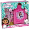 Image de Cefa Toys - Journal d'activités La Maison de poupée Gabby, Journal en Peluche Rose avec 80 Pages, Comprend 3 Autocollants et Stylo, Non Inclus Cadenas, adapté aux Enfants à partir de 6 Ans