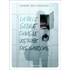 Image de La fille seule dans le vestiaire des garçons