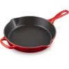 Image de Le Creuset Skillet profond en fonte émaillée Signature avec poignée d'assistance et deux becs verseurs, 26 cm, 2 litres, Cerise, 20187260600422