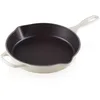 Image de LE CREUSET Skillet profond en fonte émaillée Signature avec poignée d'assistance et deux becs verseurs, 26 cm, 2 litres, Meringue, 20187267160422