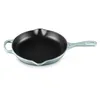 Image de LE CREUSET Signature Poêle à frire en fonte émaillée avec poignée et deux becs verseurs 23 cm