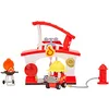 Image de Little Tikes Let's Go Cozy Coupe Caserne de Pompiers - Avec 1 camion de pompier, Casque de pompier, 1 Barbecue Grill & 1 borne incendie - Dès 3 ans