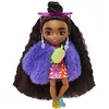 Image de Barbie Extra Mini poupée n°1 (14 cm) avec Robe et Manteau, Socle et Accessoires Dont Lunettes de Soleil et Sac Banane, Jouet pour Enfant, HGP63