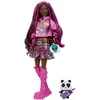 Image de Barbie Extra Poupée avec Panda, vêtements et Accessoires, Cheveux Bruns avec mèches Roses, Sweat à Capuche et Jupe écossaise, Jouet Enfant, Dès 3 Ans, HKP93