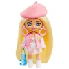 Image de Barbie Mini Poupée Extra Blonde avec béret et Veste Universitaire, Pochette Ourson gélatine, vêtements et Accessoires, Jouet Enfant, Dès 3 Ans, HLN48