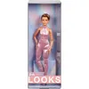 Image de Barbie Looks Poupée Barbie à collectionner n° 22 avec coupe garçonne et tenue moderne des années 2000, combinaison tour de cou rose à sequins avec chaussures à talons argentées, HRM14
