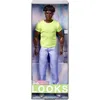 Image de Barbie Looks Poupée Ken à collectionner n° 25 avec cheveux noirs bouclés et tenue moderne des années 2000, t-shirt vert clair et pantalon pastel avec bottines argentées, HRM17