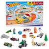 Image de Hot Wheels Calendrier de l’avent 2024, avec 8 voitures Hot Wheels à l’échelle 1/64 et 16 accessoires sur le thème de l’hiver, calendrier de 24 portes numérotées avec un tapis de jeu, HTG00