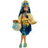 Image de Monster High Cleo De Nile Poupée avec tenue glamour pour le Monster Fest et accessoires sur le thème du festival comme des en-cas, une affiche de groupe, un sac tendance et bien plus encore, HXH81