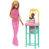Image de Barbie Coffret Barbie Pédiatre avec poupée blonde en tenue de travail rose, 1 poupée bébé, mobilier pour bébé et accessoires, JCR72