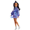 Image de Barbie Poupée Barbie Deluxe Style n° 7 avec haut et jupe bleu métallisé, cheveux bruns ondulés, bijoux argentés, sac à main orné de cristaux et lunettes de soleil en guise d’accessoires,JFP42