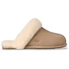 Image de UGG pour femme. 1106872 Chaussons en cuir Scuffette II sable (40), Beige, Plat, Aucun, Homewear