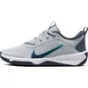 Image de Nike Omni Multi-Court Hallenschuh für Ältere Kinder Chaussures de Salle, Wolf Grey Thunder Blue Bright Crimson, 38 EU