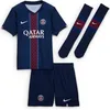 Image de Paris Saint-Germain 2025/26 Stadium Home Lot de trois T-shirts de football Nike Replica pour enfants plus jeunes minuit marine/blanc HJ5626-411 S