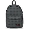 Image de Eastpak Out of Office Sac à dos 27L (44 x 29,5 x 22 cm), compartiment ordinateur 13 15 , sac école et travail résistant et déperlant avec bretelles rembourrées - CHECKER GREY