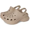 Image de Crocs Sabots classiques Bae pour femmes, chaussures à plateforme pour femmes, taupe, 41-42 EU