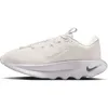Image de Nike Femme Motiva Walking-Schuh für Damen Chaussure de Marche, Summit White Metallic Silver Summit White, 36.5 EU