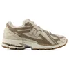Image de New Balance Baskets unisexes 1906, gris/marron, 7 Women/5.5 Men