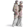 Image de LLADRÓ Figurine Joven Couple Amour III avec Fleurs Figurine Mariés de Porcelaine.