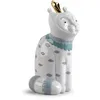 Image de LLADRÓ. Figurine en Porcelaine Amis Inattendus Chat. Sculpture de Design Contemporain représentant Un Chat en Porcelaine Brillant décoré de Tons Pastel et de Lustre doré.