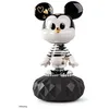 Image de LLADRÓ Figurine en porcelaine Mickey Mousse en noir et blanc. Sculpture en porcelaine au design contemporain de la souris Mickey Mouse de Disney