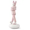 Image de LLADRÓ Figurine en porcelaine Embraced de Jaime Hayon en couleur rose. Sculpture qui parle de soins personnels et de l'harmonie
