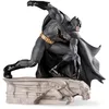 Image de LLADRÓ Figurine en porcelaine Batman en édition limitée. Sculpture décorative du chevalier noir qui reproduit fidèlement le célèbre super-héros.
