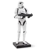 Image de LLADRÓ Figurine Stormtrooper en porcelaine édition limitée Sculpture décorative d'un guerrier impérial avec son arme standard de la saga Star Wars en porcelaine blanche mate avec détails noirs.