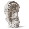 Image de LLADRÓ The Thinker. Figurine en porcelaine blanche mate avec lustre argenté de la collection Eternal Fluidity Sculpture décorative dans un style classique représentant la tête d'un penseur ancien.